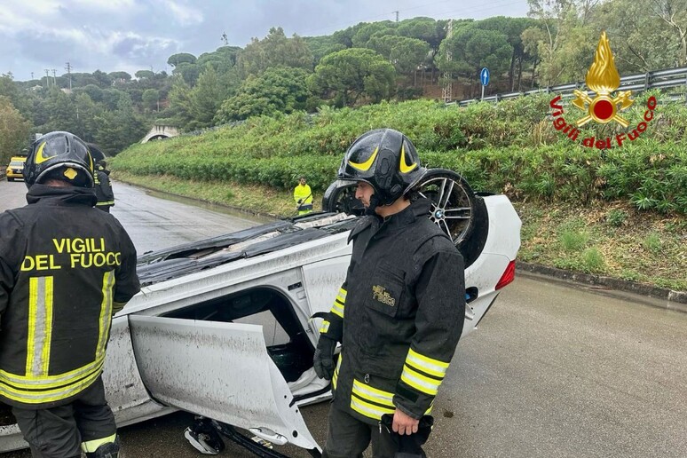 Incidente sulla Palermo – Messina: auto si capovolge, l’automobilista, ferito, estratto dai Vigili del Fuoco