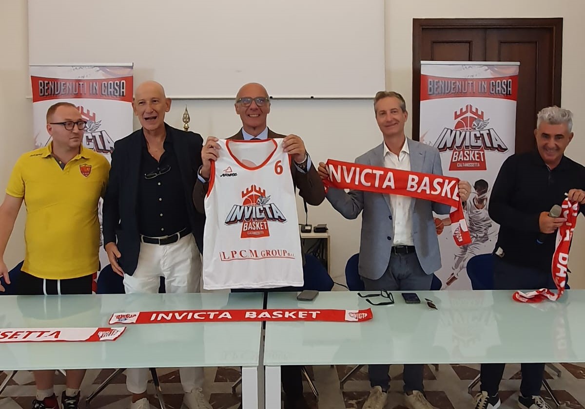 Basket maschile serie C. Presentata al foyer del Comune l’Invicta