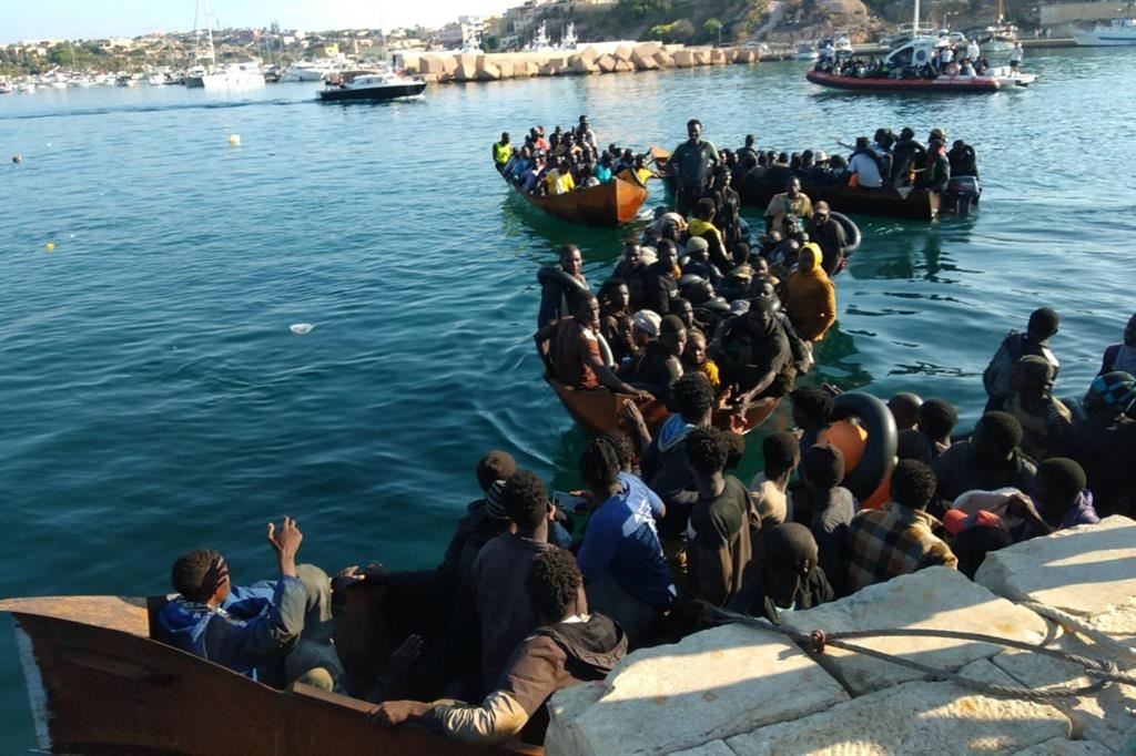 Ancora sbarchi di migranti a Lampedusa: ora nell’hotspot sono in totale 851