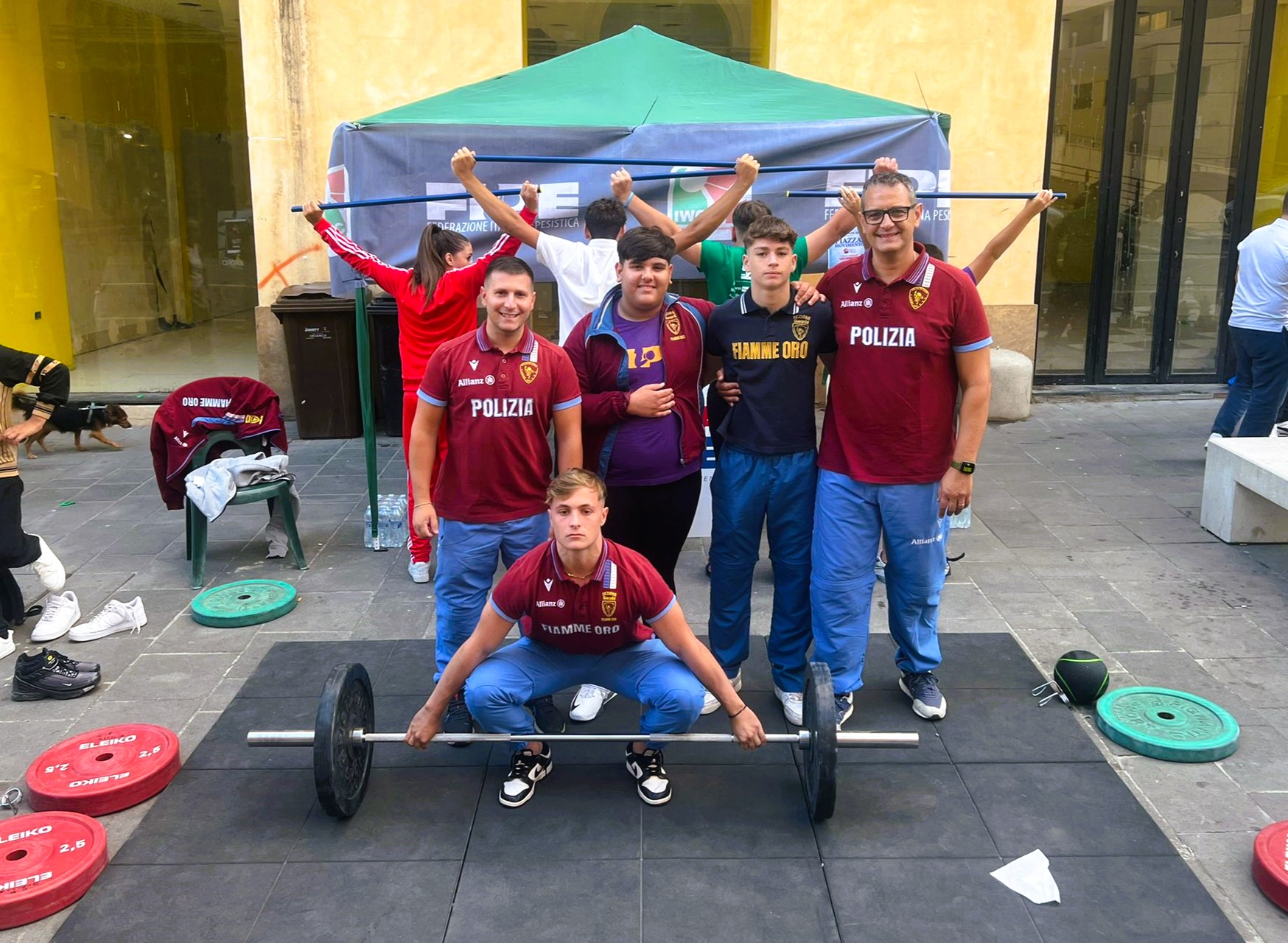 Caltanissetta. Atleti della sezione di Pesistica giovanile delle Fiamme Oro presenti all’evento “Piazza in Movimento”