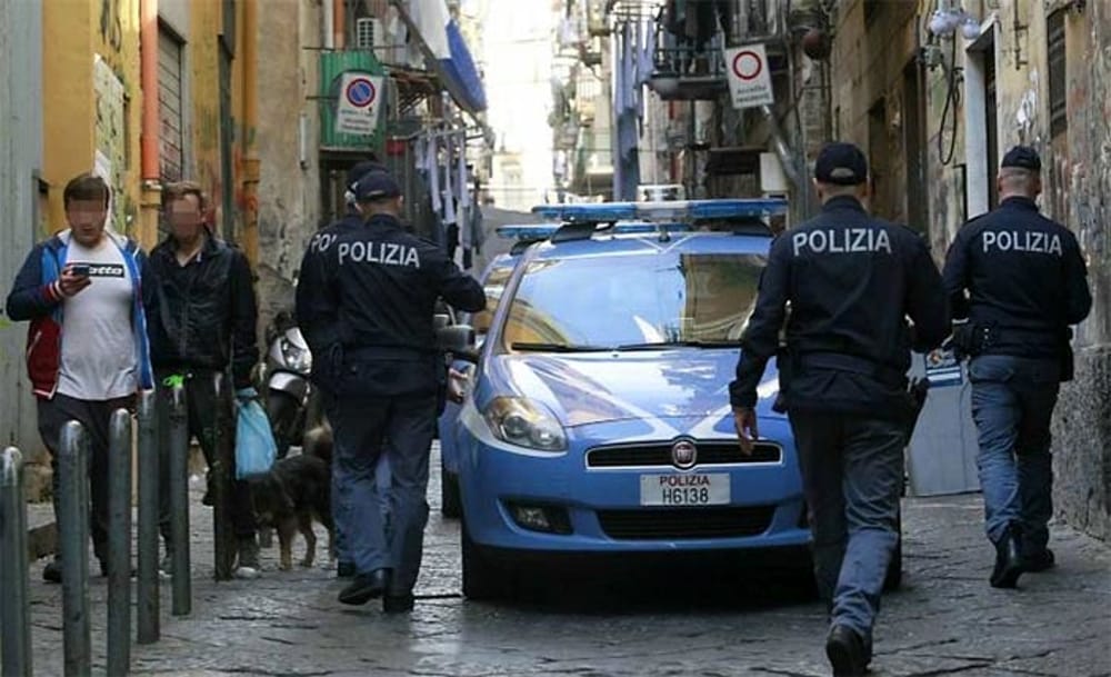 Morta la turista colpita in testa da una statua caduta da un balcone ai Quartieri Spagnoli a Napoli