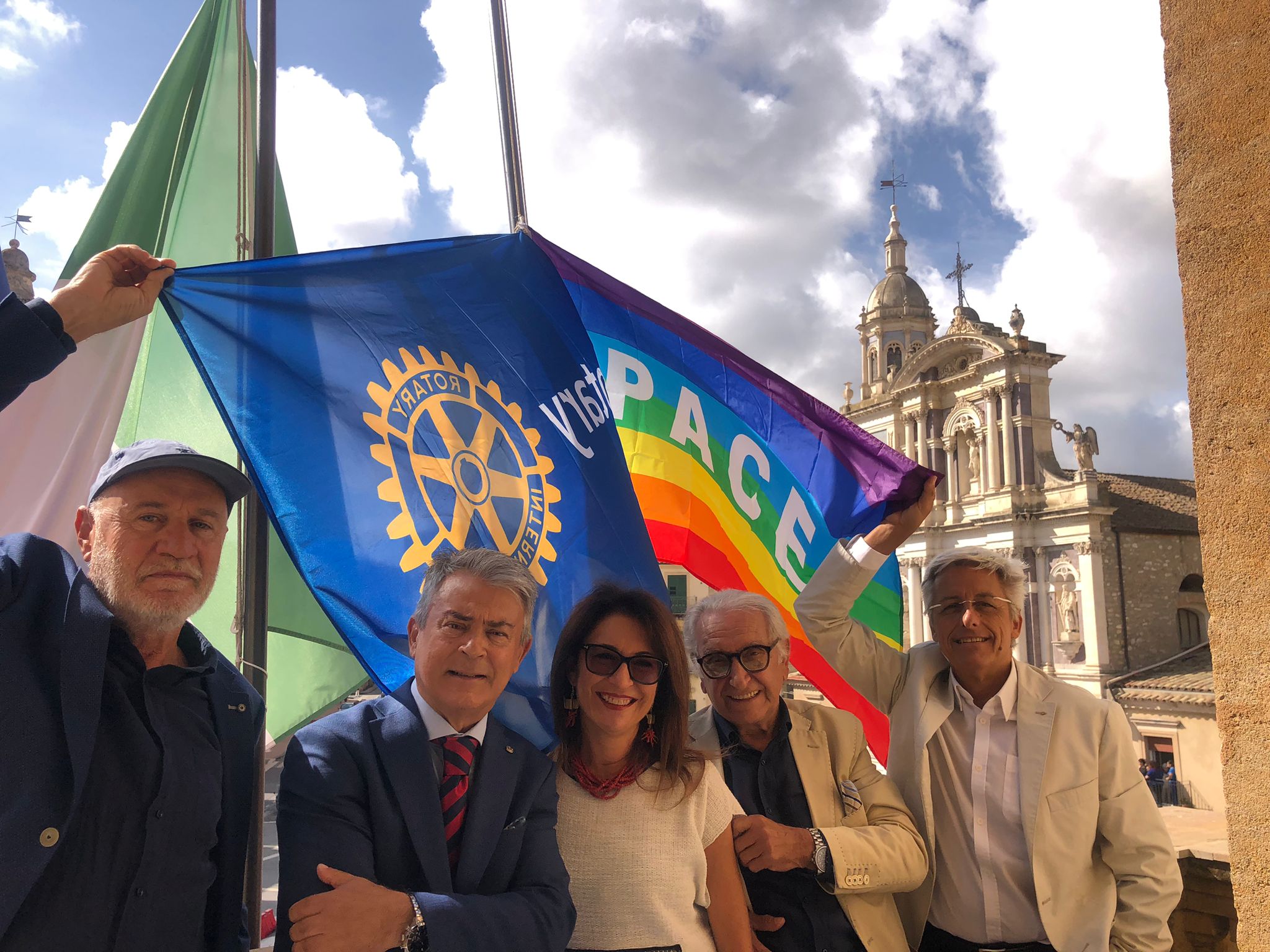 Caltanissetta. Per la Giornata internazionale della Pace, il Rotary Club ha esposto in Municipio la bandiera della Pace