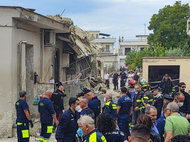 Ultima ora. Esplosione di una palazzina nel Napoletano: recuperato il corpo senza vita della nonna; il bilancio è di 4 morti e 2 feriti