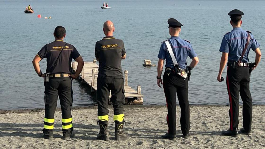 Si tuffano nelle acque di un lago per rinfrescarsi ma annegano: morti due giovani