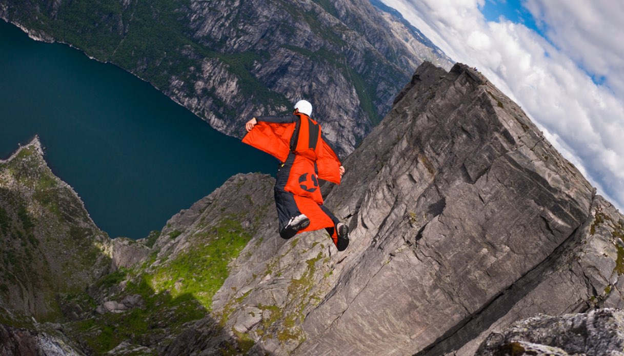 Non si apre vela della tuta alare durante il lancio: muore 33 enne base jumper