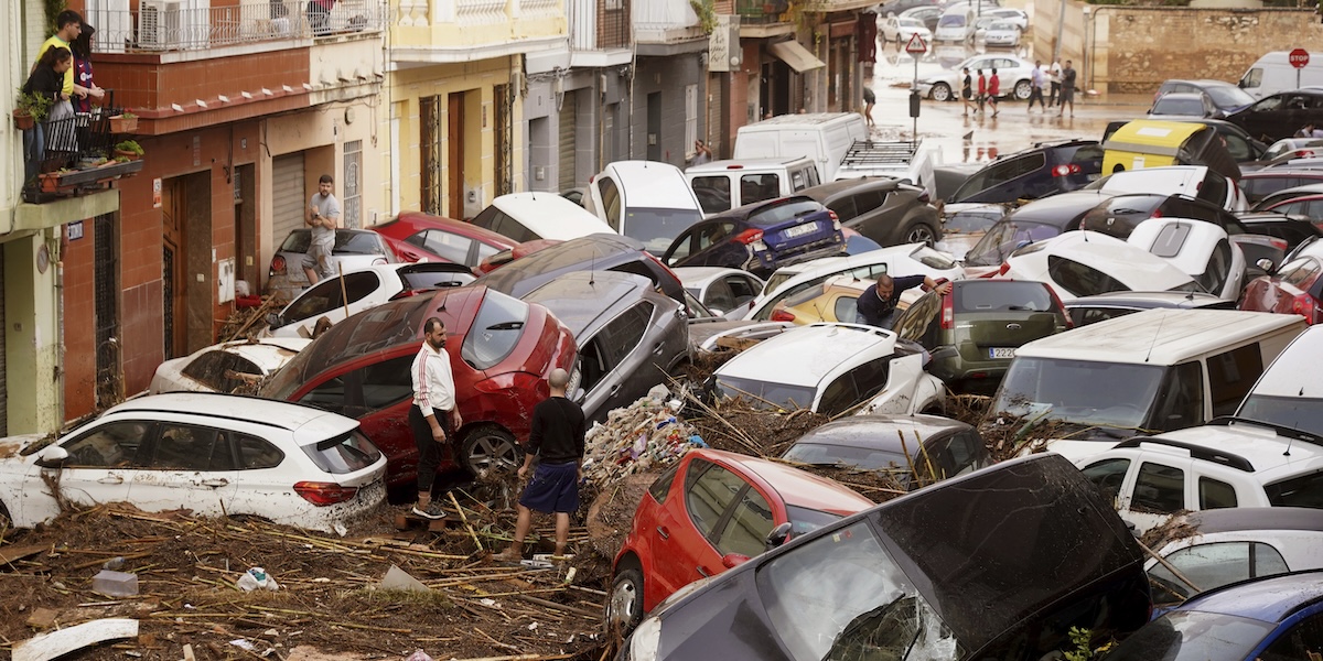 Tragedia in Spagna, alluvione a Valencia: oltre 60 morti, anche bambini. Centinaia di intrappolati