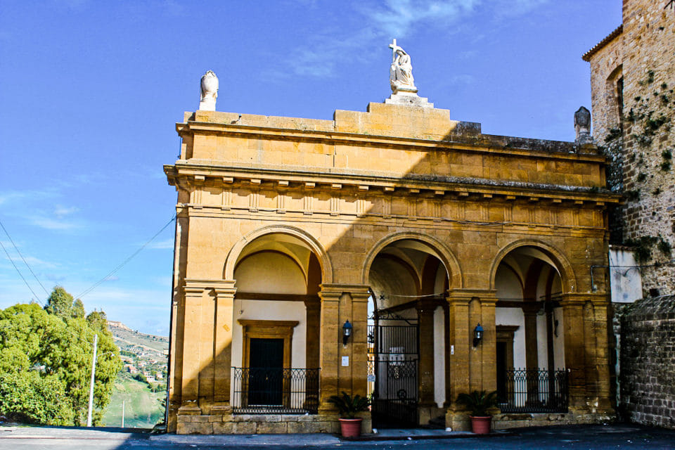 Caltanissetta. La segnalazione di un lettore. “All’ingresso del Cimitero aggredito da 4 cani: uno mi ha addentato il polpaccio sinistro”