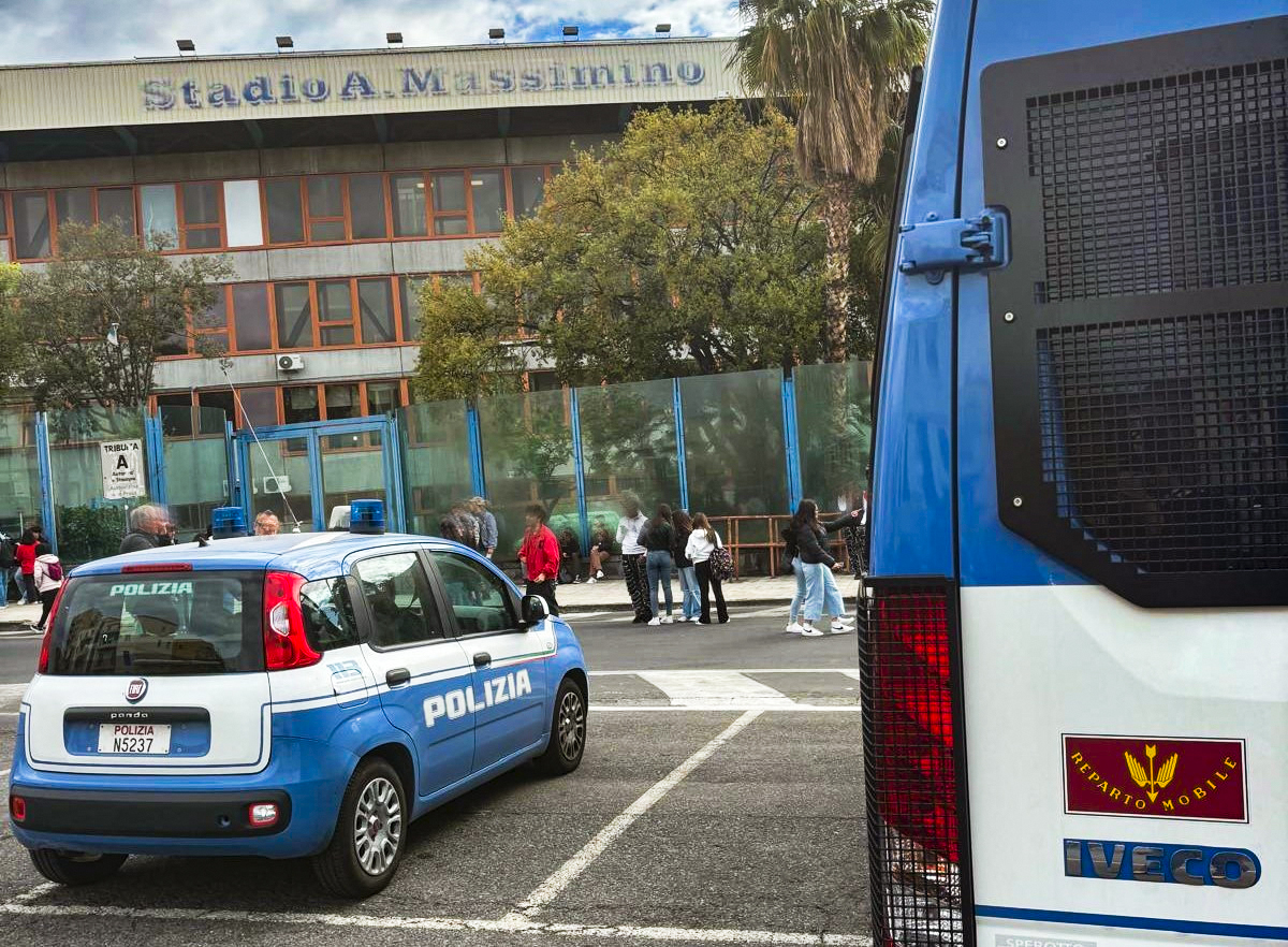 Denunciati dalla Polizia due ultras del Catania per aver acceso fumogeni durante una partita: per entrambi emesso Daspo di un anno