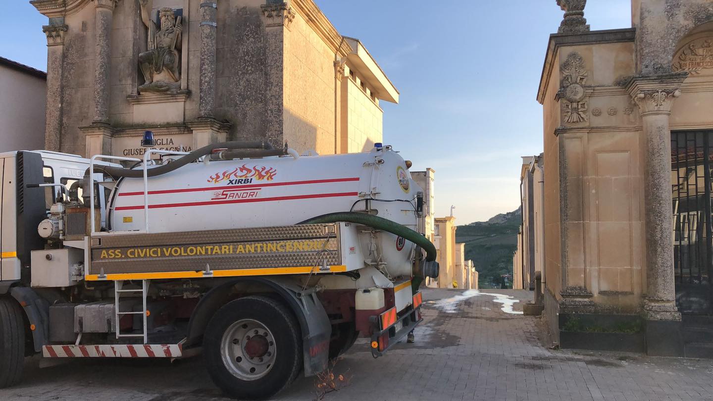 Santa Caterina. Plauso del sindaco ai “Civici volontari antincendio di Xirbi” per aver completato fornitura di acqua al cimitero