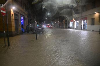 Alluvione a Bologna, consegne dei rider sotto il diluvio: esposto alla Procura