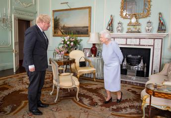 Boris Johnson e la rivelazione sulla regina Elisabetta II: “Aveva un cancro alle ossa”