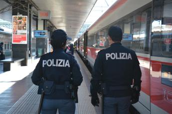 Capotreno accoltellato a Genova, il 21enne arrestato: “Mi ha colpito con manganello”