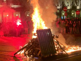 Corteo pro Palestina a Torino, bruciate bandiere di Israele. Agenti feriti da petardi