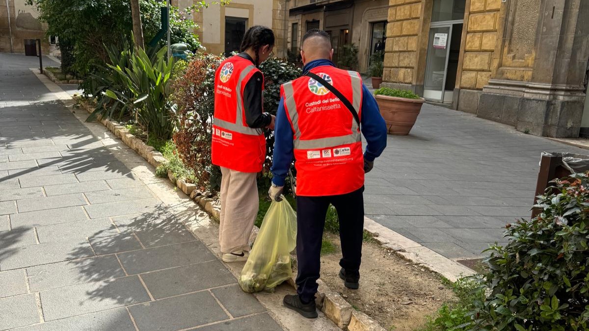 Caltanissetta. Proseguono gli interventi di cura dei “Custodi del Bello”: dopo le ville comunali, anche Corso Vittorio Emanuele II