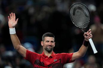 Djokovic batte Mensik e vola in semifinale a Shanghai. Ora affronterà Fritz