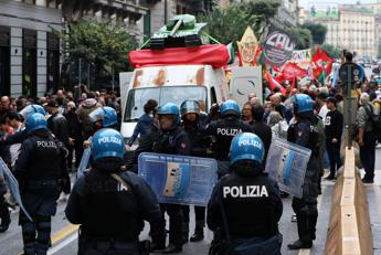 G7 Difesa Napoli, scontri tra i manifestanti e la polizia al corteo: bottiglie e lacrimogeni