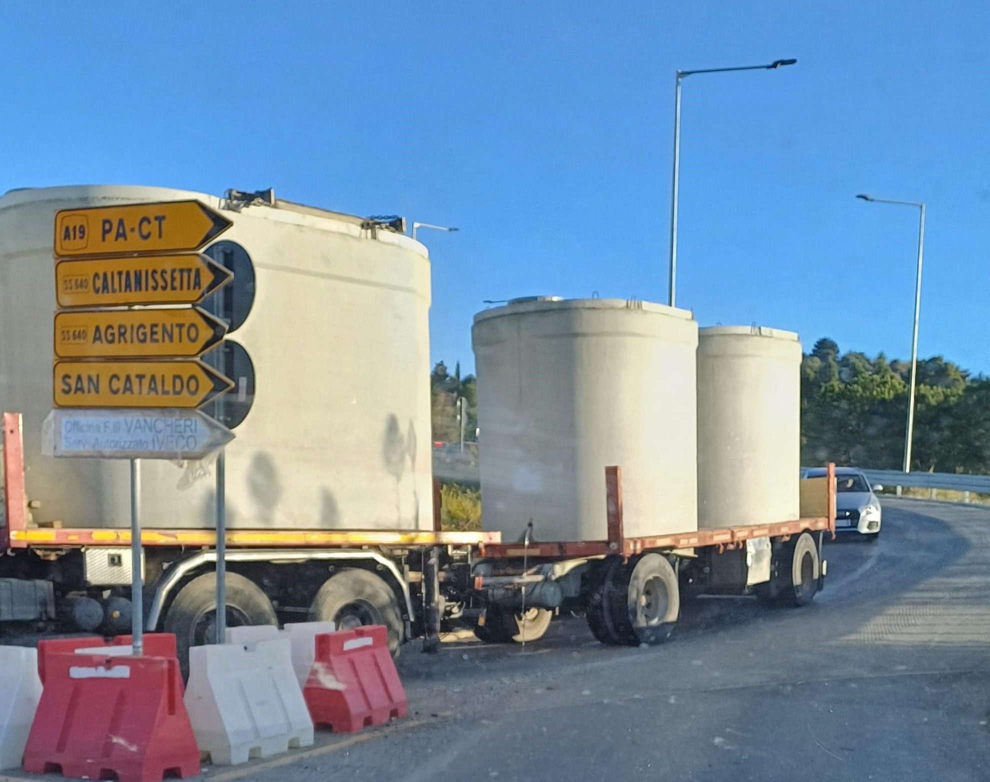 Caltanissetta. I consiglieri Cancelleri e Bellavia: “Inaccettabile la decisione di installare 12 silos per la raccolta dell’acqua in Città”