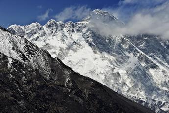 Il monte Everest diventa ancora più alto, lo studio a sorpresa