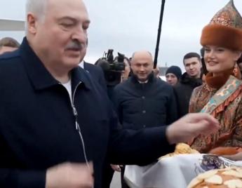 Lukashenko, i dolci e la dieta: “Solo un assaggino…” – Video