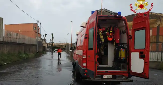 Maltempo a Catania, 50 interventi di soccorso: automobilisti in difficoltà e alberi caduti