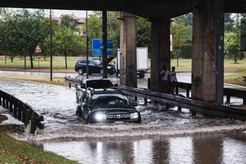 Maltempo, bomba d’acqua su Milano: in un’ora caduti 40 mm di pioggia – Video