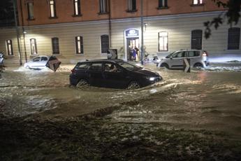 Maltempo sull’Italia, allagamenti da Nord a Sud: un morto nel Bolognese