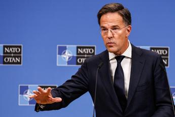 Nato, l’esordio di Rutte: “Produrre più armi e più velocemente”