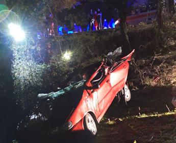 Nuoro, auto finisce nella scarpata e si ribalta: morti 4 ragazzi