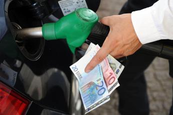 Prezzo benzina e diesel, chi guadagna e chi perde dalla rimodulazione delle accise