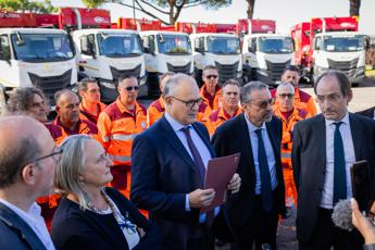 Roma: Gualtieri presenta i nuovi mezzi di servizio Ama