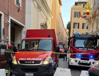 Roma, ascensore precipita durante manutenzione: un morto e due feriti gravi