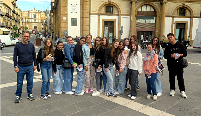 Caltanissetta. Istituto Manzoni-Juvara, studenti del Liceo Scienze Umane alla scoperta del Palazzo del Carmine con il progetto “Fuori dal banco”