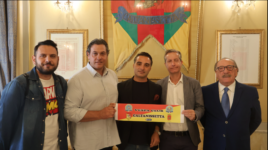 Caltanissetta. Il Vespa Club in visita al Palazzo del Carmine: incontra l’assessore allo Sport Petrantoni