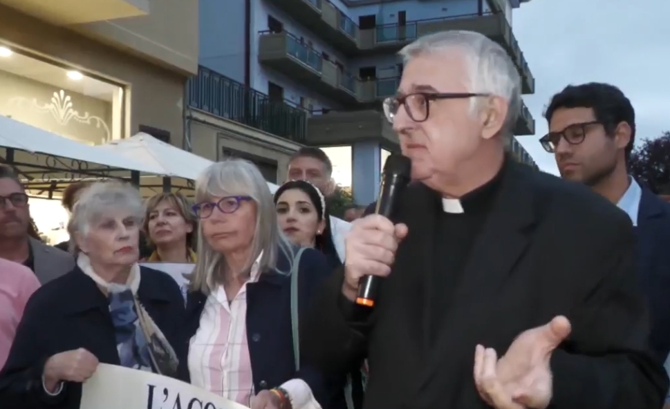 Sit-in a Caltanissetta per l’acqua, il vicario della Curia Mons. Castelli si politici: “A volte è meglio tacere che dire una parola falsa”