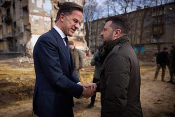 Ucraina, Rutte a sorpresa a Kiev: “Più vicina che mai alla Nato”