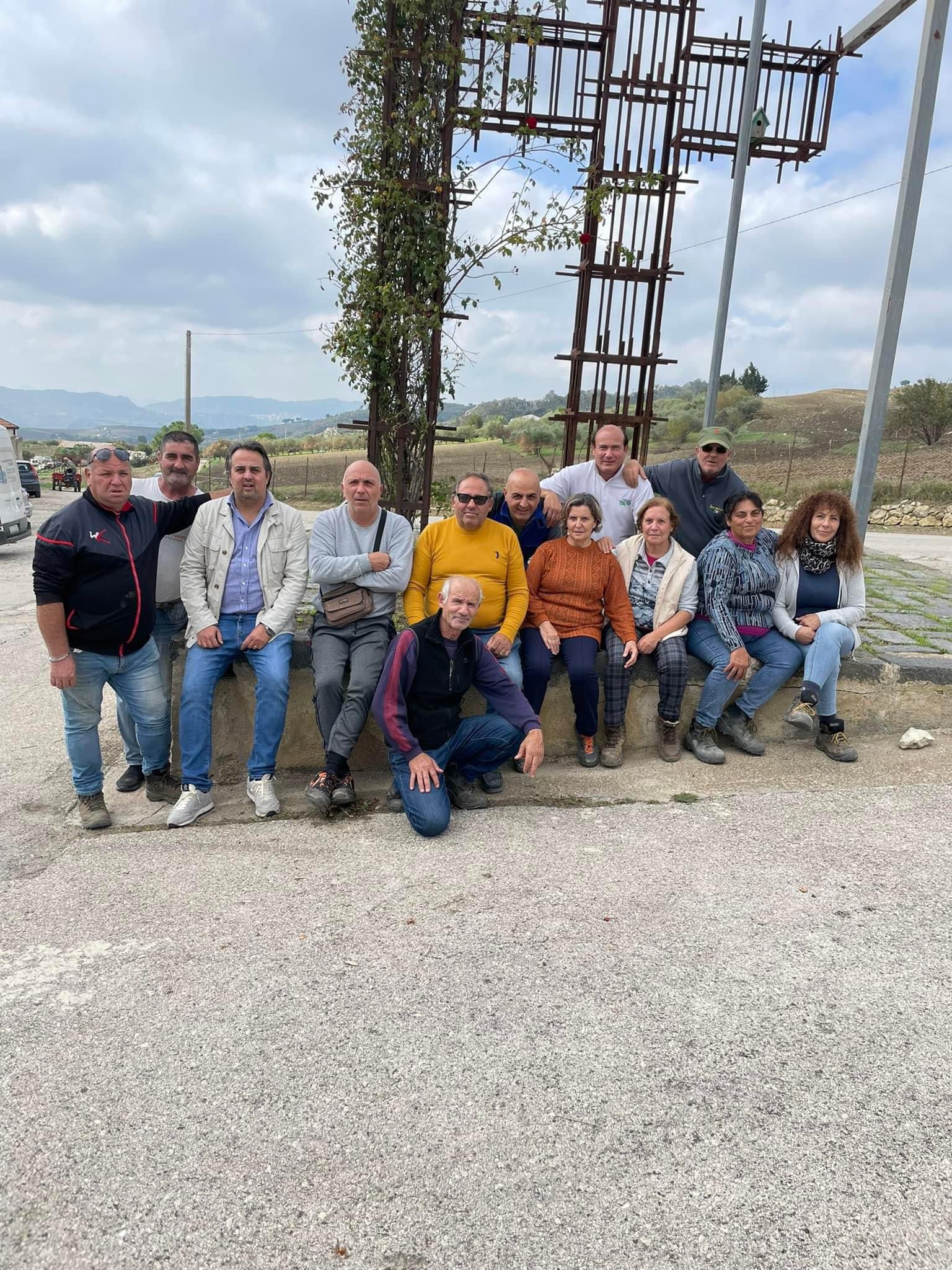 Mussomeli, pulizia nell’area cimiteriale. In campo anche i forestali