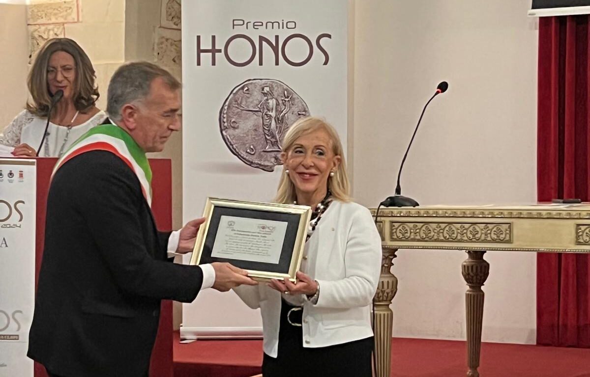 Caltanissetta. Daniela Vullo riceve il prestigioso Premio Honos nella sezione “Costantia”: grande impegno culturale a favore della collettività