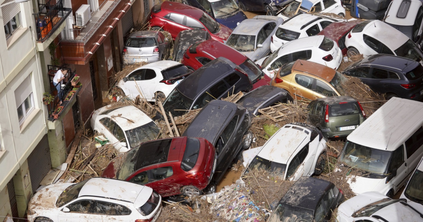 La tragedia dell’alluvione in Spagna: si parla di 158 morti e decine di dispersi; si continua a scavare nel fango