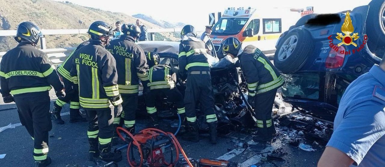 Scontro tra due auto sulla Palermo-Sciacca, tre morti e tre bambini gravi