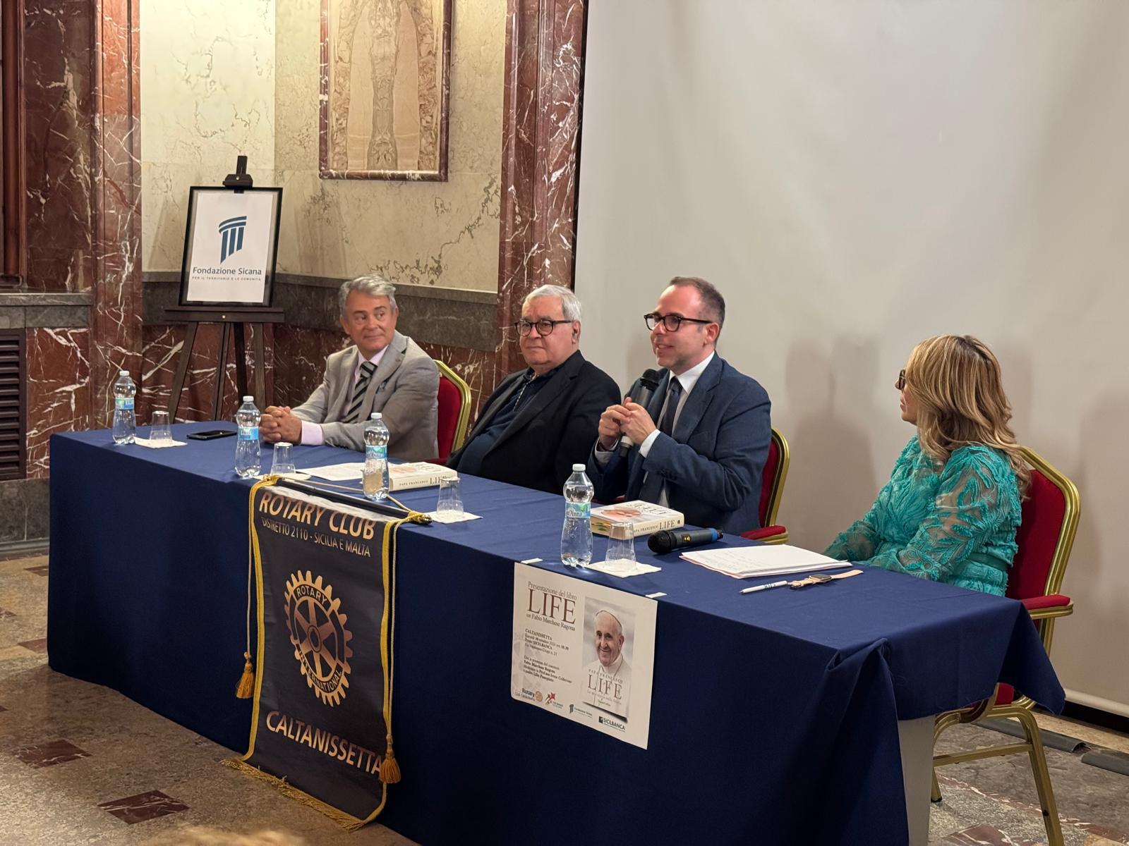 Caltanissetta. Gran partecipazione alla presentazione del libro “Life” di Papa Francesco e Fabio Marchese Ragona