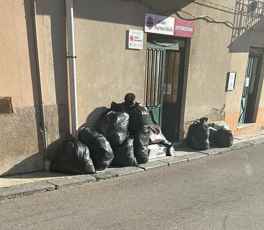 San Cataldo. Vestiari abbandonati davanti la sede: chiuso il Centro raccolta Caritas parrocchiale della Chiesa Madre