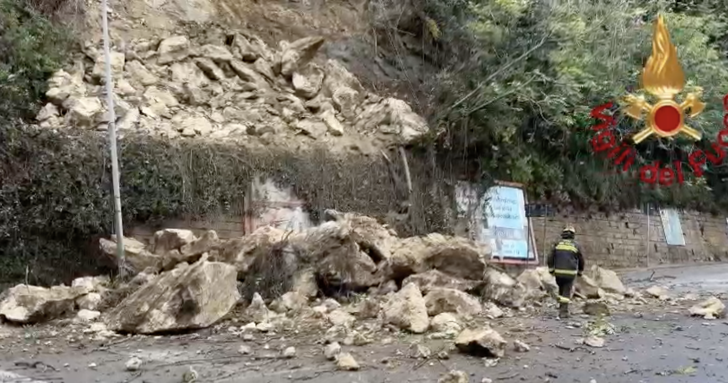 Maltempo. Crollato costone di roccia: chiusa una strada d’accesso ad Enna