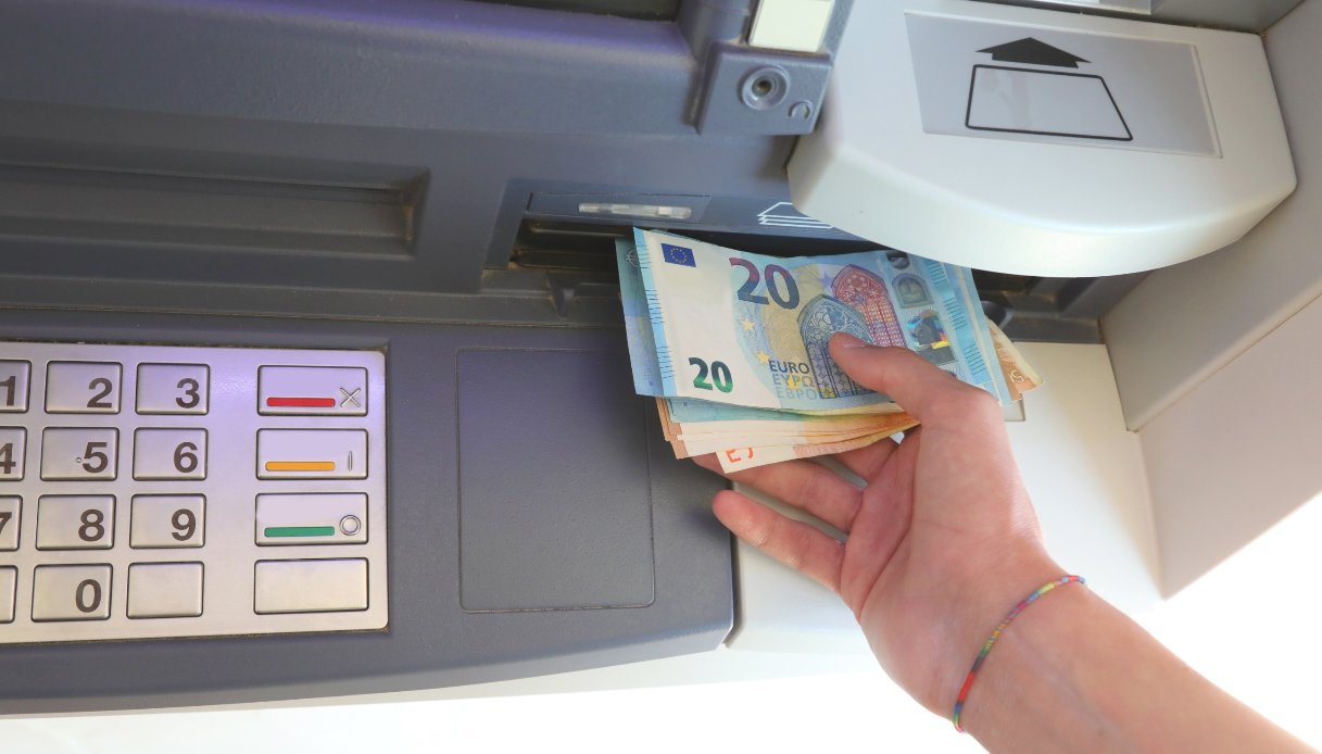 Eseguito mandato di arresto europeo per un 27enne autore di furti al bancomat con il metodo del “cash trapping”