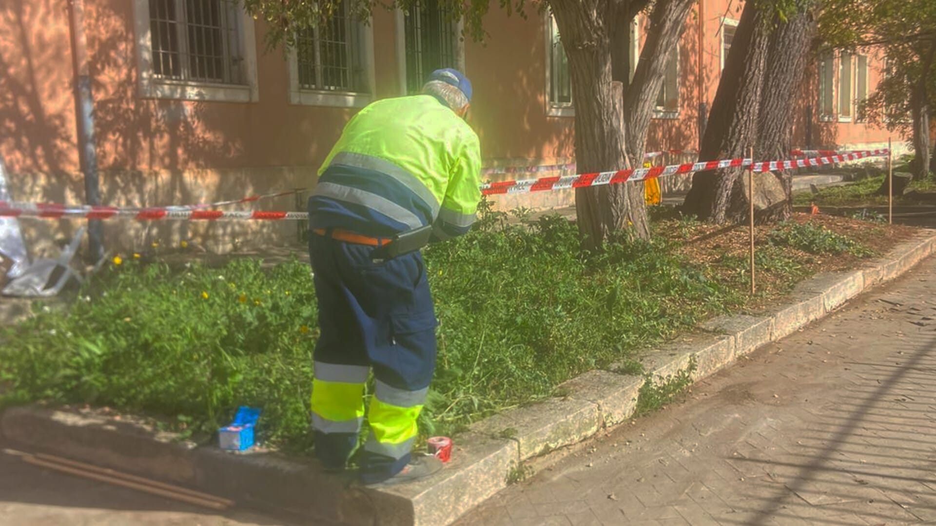 Delia. Pavimentazione inadeguata e alberi pericolanti, l’intervento dei Vigili del Fuoco nel cortile della scuola materna “Giovanni XXIII”