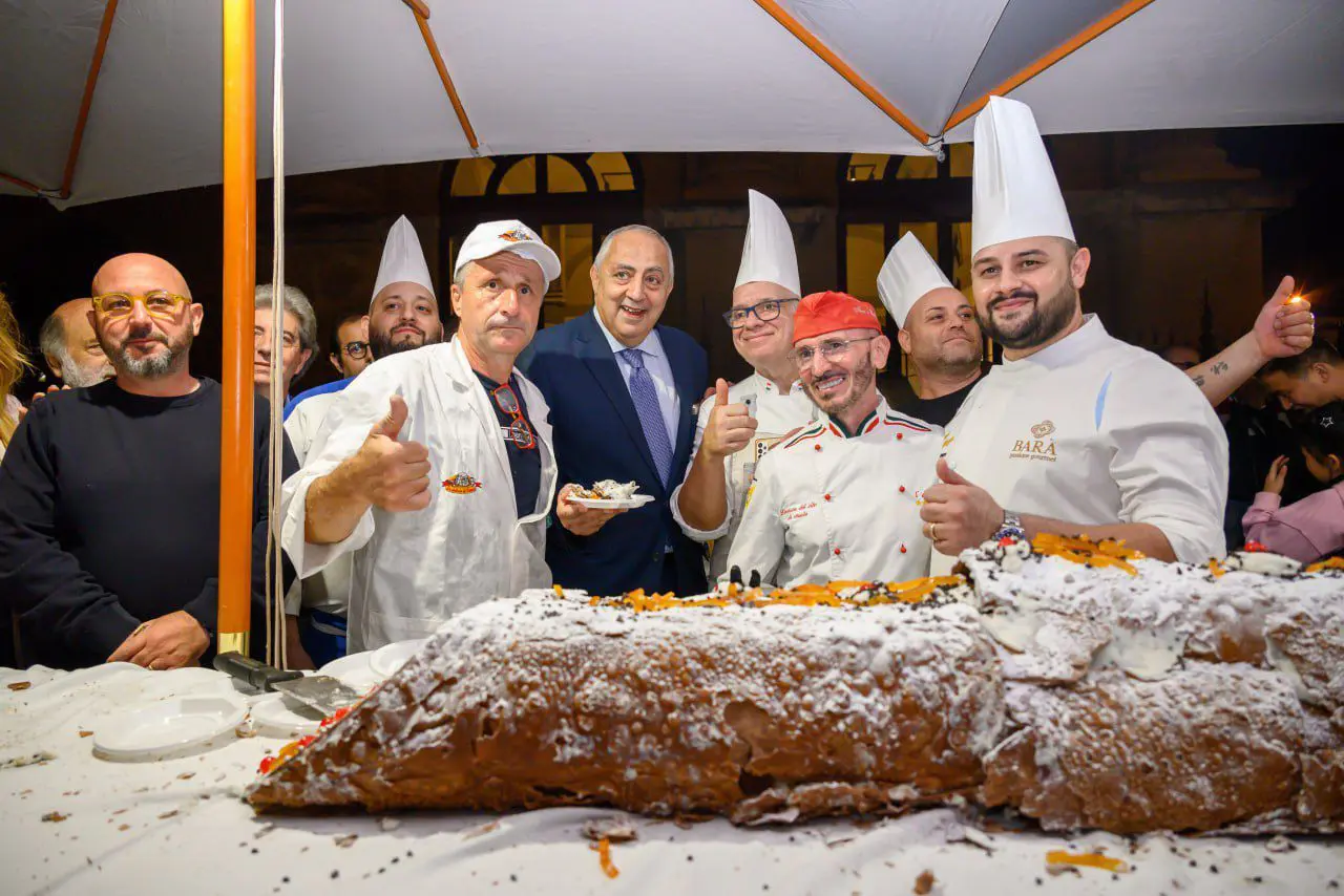 Cannolo da record a Palermo, misura 30 metri di lunghezza