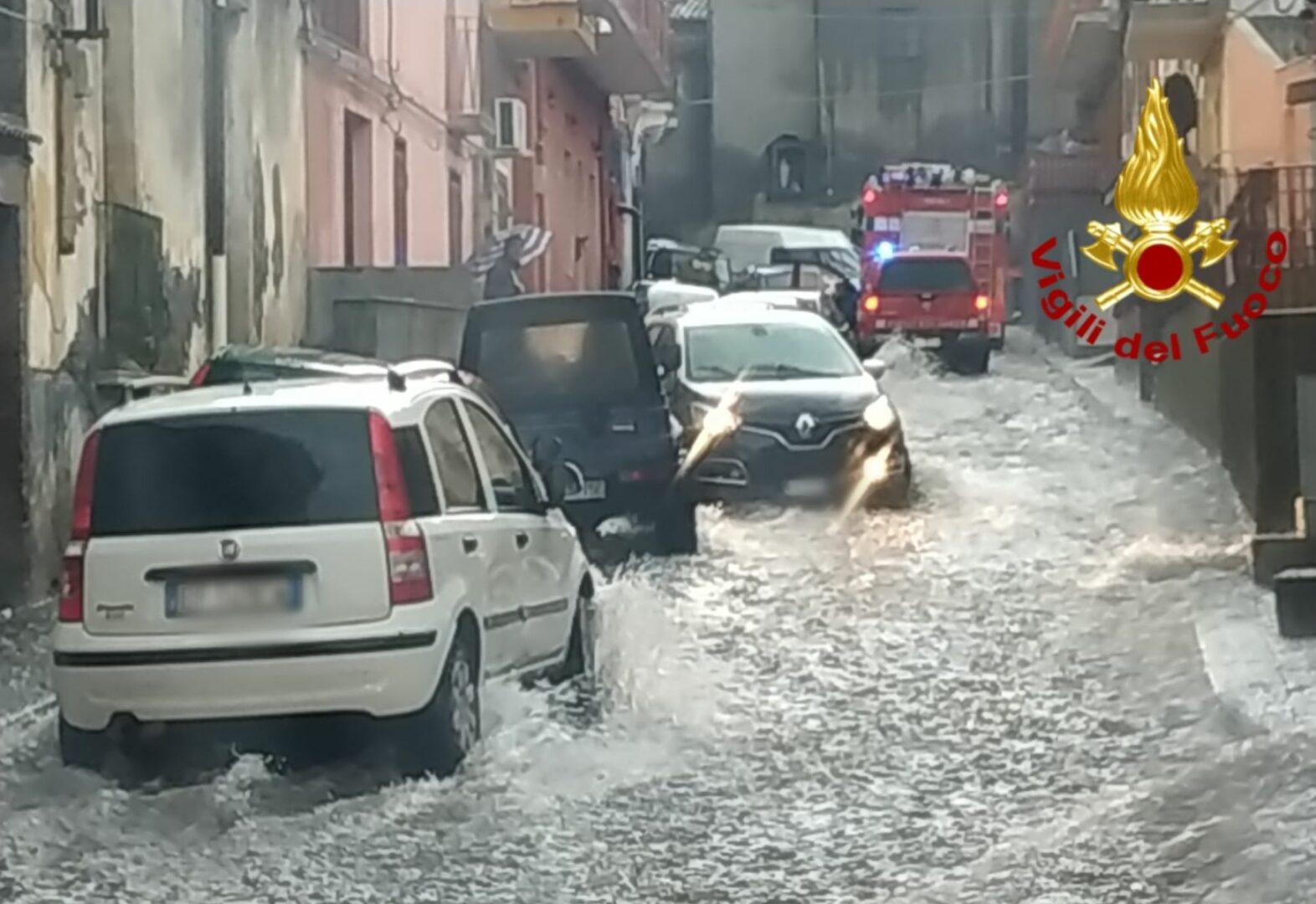 Maltempo nel Catanese, allagamenti e torrenti esondati. Persone intrappolate in casa e in auto