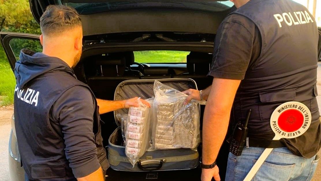 In auto con venti chili di hashish, 20enne arrestato nel Nisseno