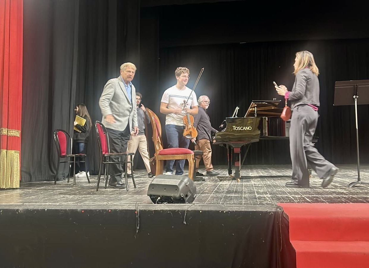 Caltanissetta. “Uto Ughi per i Giovani”: gran successo al Teatro Margherita per la Masterclass del maestro Ughi