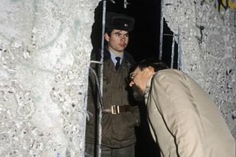 35 anni fa la caduta del muro di Berlino, Meloni: “Mai più totalitarismi”