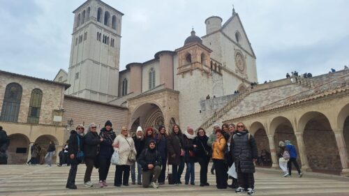 San Cataldo. La grande emozione: il canto del Yoy’s Chorus del maestro Raimondo Capizzi davanti la tomba di San Francesco